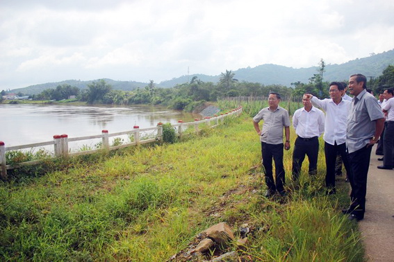 ...và kiểm tra khu vực dự án chống sạt lở sông Đồng Nai tại xã Nam Cát Tiên