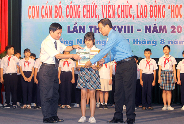  Khen thưởng các em học sinh cấp tiểu học.