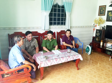 Anh Lê Quang Minh (ngồi thứ 2 từ trái qua) cùng cảnh sát khu vực thăm hỏi người dân trên địa bàn KP.1, phường Tân Mai (TP.Biên Hòa).