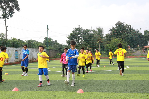 Các thành viên đội Long Khánh tập luyện tại sân cỏ nhân tạo 9-4 (1)