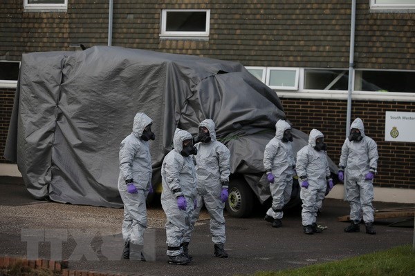 Lực lượng chức năng điều tra tại khu vực điệp viên người Nga và con gái được cho là nhiễm độc chất độc Novichok ở Salisbury, Anh ngày 10/3. (Nguồn: AFP/TTXVN)