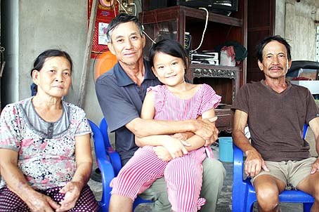 Ông Nguyễn Đức Hòa (thứ 2 từ trái qua) cùng chị gái và em trai bấy lâu nay vẫn chung sống hòa thuận dưới một mái nhà.