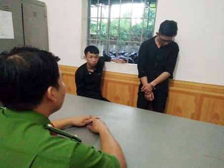 Nguyễn Tấn Thành (đứng) và đồng bọn bị bắt trong vụ trộm cắp xe máy vào tháng 12-2017.