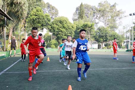 Các cầu thủ nhí đội TP.Biên Hòa đang tập luyện tại Nhà thiếu nhi Đồng Nai.