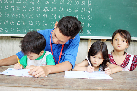 Anh Kheo Thành Linh dạy chữ cho trẻ em tại ấp 2, xã Phú Lý (huyện Vĩnh Cửu).