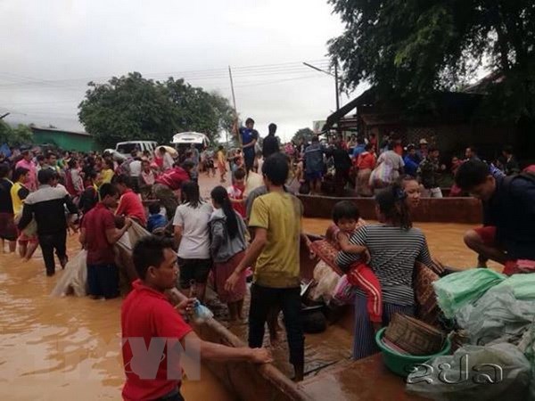 Người dân sơ tán khỏi khu vực ngập lụt sau sự cố vỡ đập thủy điện ở tỉnh Attapeu, Lào ngày 24-7 vừa qua. (Ảnh: KPL/TTXVN)