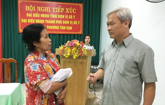 Bí thư Tỉnh ủy, Chủ tịch HĐND tỉnh Nguyễn Phú Cường trao đổi với bà con cử tri (ảnh: P.Hằng)
