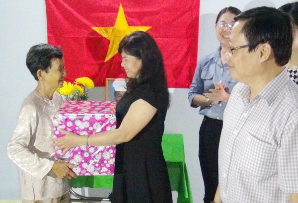 Đại diện Chi hội điều dưỡng trao quà cho bà Nguyễn Thị Mắng