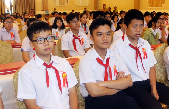 Đông đảo học sinh, sinh viên, phụ huynh cùng tham dự buổi lễ tuyên dương.