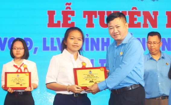 Phó chủ tịch Liên đoàn Lao động tỉnh Tăng Quốc Lập khen thưởng các em học sinh cấp THCS.
