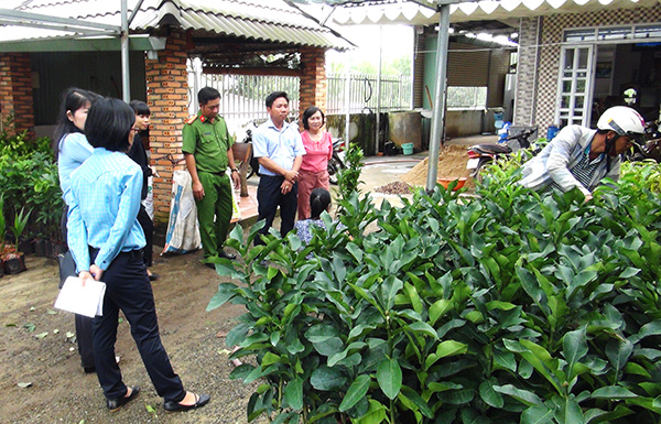 Đoàn giám sát kiểm tra thực tế tại cơ sở kinh doanh giống cây trồng thuộc địa bàn xã Hưng Thịnh 