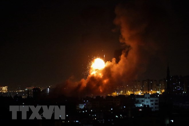Khói bốc lên sau khi Israel không kích Dải Gaza ngày 8-8. (Ảnh: THX/TTXVN)