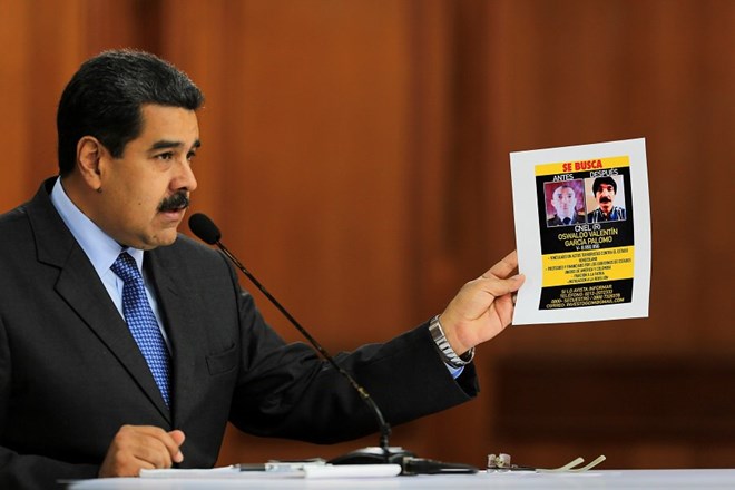 Ông Maduro cầm tấm hình những nghi phạm đứng sau âm mưu ám sát mình (Nguồn: RT)