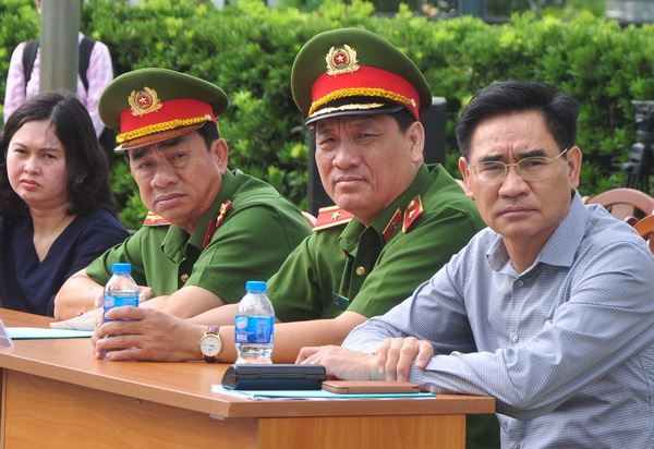 Ủy viên ban thường vụ tỉnh ủy, Phó chủ tịch UBND tỉnh Trần Văn Vĩnh cùng các đơn vị có liên quan tham quan diễn tập
