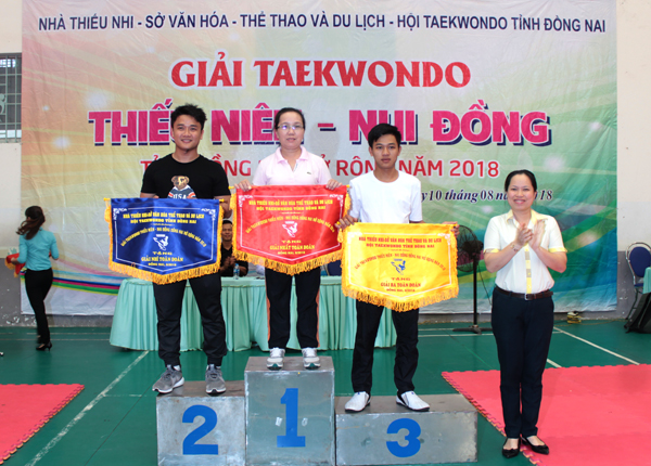 Giám đốc Nhà thiếu nhi tỉnh Ngô Thị Hoàng Oanh trao cờ cho 3 đoàn dẫn đầu toàn đoàn 