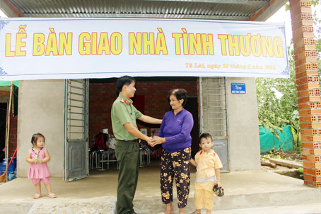 Đại diện Công an huyện Tân Phú trao nhà tình thương cho bà Bùi Thị Ân (ngụ ấp 5, xã Tà Lài).