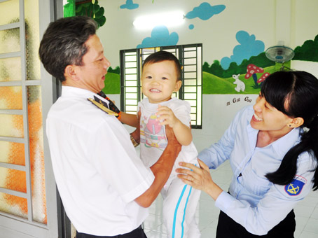 Thiếu tá Nguyễn Nam Phong đón con ở Nhà trẻ Căn cứ 696 - Vùng 2 Hải quân.