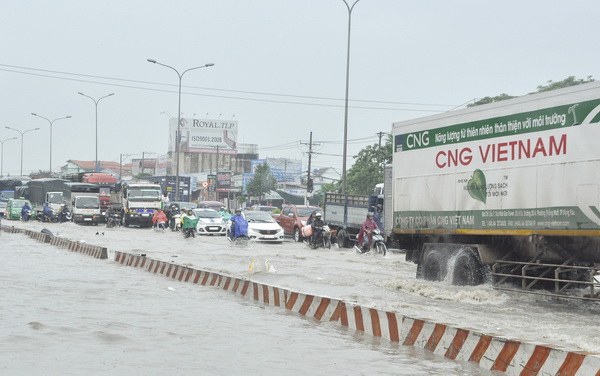 Quốc lộ 51 hiện có 6 điểm ngập nước sau mưa lớn. Trong ảnh: Khu vực ngập nước nghiêm trọng trên quốc lộ 51 đoạn qua phường Long Bình Tân (TP.Biên Hòa) sau cơn mưa vào ngày 6-8.