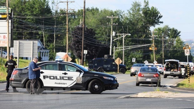 Cảnh sát phong tỏa hiện trường vụ xả súng ở New Brunswick, Canada ngày 10-8. (Ảnh: The Canadian Press/TTXVN)