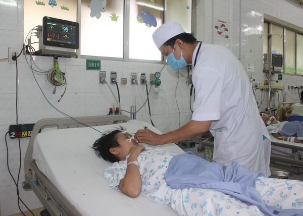 Một trường hợp bệnh nhi bị sốt xuất huyết nặng đang được điều trị tại Khoa Hồi sức tích cực - chống độc Bệnh viện nhi đồng Đồng Nai.