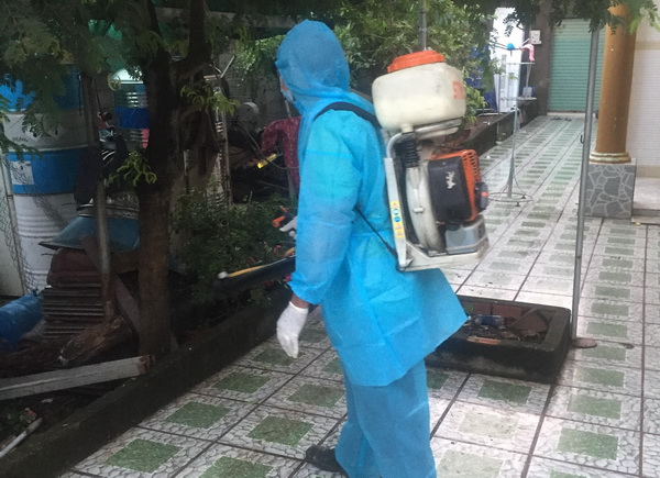 Nhân viên y tế Trung tâm y tế dự phòng Đồng Nai phun thuốc diệt muỗi tại xã Bắc Sơn, huyện Trảng Bom. ảnh: C.T.V
