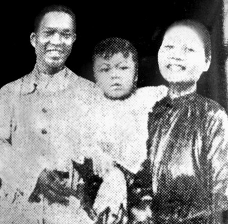 Nguyễn An Ninh cùng vợ và con tại Sài Gòn năm 1937.