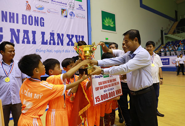 Trưởng ban Tuyên giáo Tỉnh ủy Thái Bảo trao cúp vô địch cho đội Cẩm Mỹ