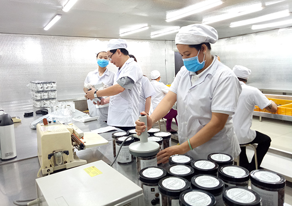 Đoàn kiểm tra kiểm tra về an toàn thực phẩm tại cơ sở sản xuất tỏi đen đóng tại xã Phước Tân, TP.Biên Hòa có trụ sở chính đóng tại TP.Hồ Chí Minh.