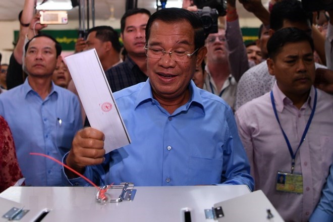 Thủ tướng Samdech Techo Hun Sen (giữa), Chủ tịch đảng Nhân dân Campuchia (CPP) cầm quyền bỏ phiếu tại điểm bầu cử ở Phnom Penh hôm 29-7. (Nguồn: AFP/TTXVN)
