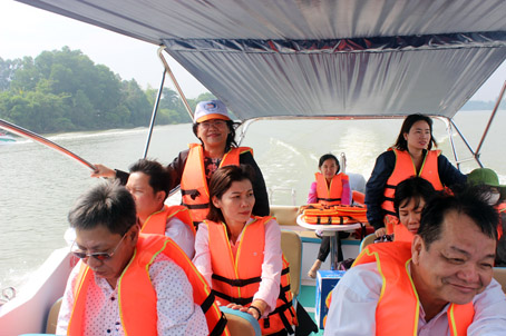 Phó chủ tịch UBND tỉnh Nguyễn Hòa Hiệp( bía trái, hàng thứ ba) khảo sát tuyến du lịch đường sông