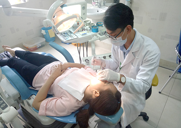 bs chuyên khoa răng - hàm - mặt Bệnh viện Quốc tế Hoàn Mỹ Đồng Nai Phạm Văn Thành đang kiểm tra sức khỏe răng miệng cho bệnh nhân