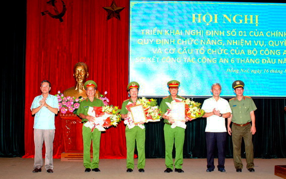 Bí thư Tỉnh ủy Nguyễn Phú Cường (thứ 2 từ phải qua) và Chủ tịch UBND tỉnh Đinh Quốc Thái (bìa trái) tặng hoa chúc mừng 3 tân phó giám đốc Công an tỉnh. Ảnh: Đình Biên.