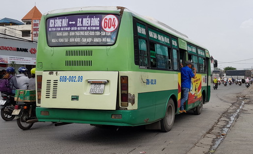 Xe buýt 604 đón khách tại phường Tân Biên, TP.Biên Hòa