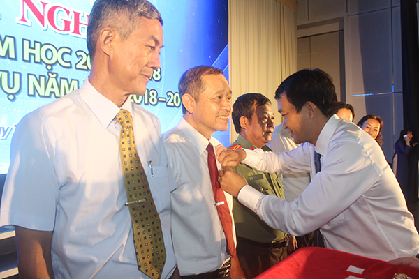 Đại diện Bộ GD-ĐT tặng kỷ niệm chương vì sự nghiệp giáo dục cho ông Trần Huy Thanh, nguyên Tổng biên tập báo Đồng Nai