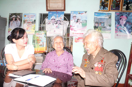 Ông Nguyễn Ngọc Thạch (bìa phải) ngụ xã Tân Bình, huyện Vĩnh Cửu say sưa kể chuyện tham gia cách mạng Tháng Tám 1945.