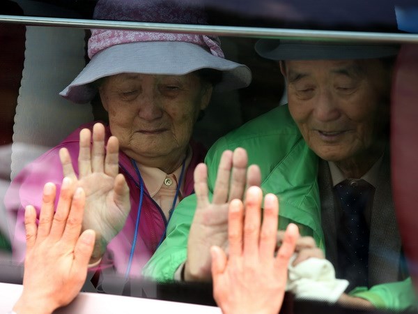Giây phút chia tay sau cuộc đoàn tụ của các gia đình ly tán trong chiến tranh Triều Tiên tại khu nghỉ dưỡng núi Kumgang ngày 26-10-2015. (Ảnh: AFP/TTXVN)