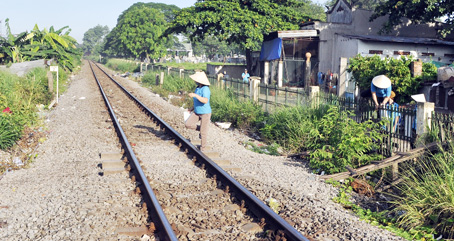 Người dân vẫn vô tư leo rào chắn băng qua đường sắt đoạn qua xã Hố Nai 3, huyện Trảng Bom.