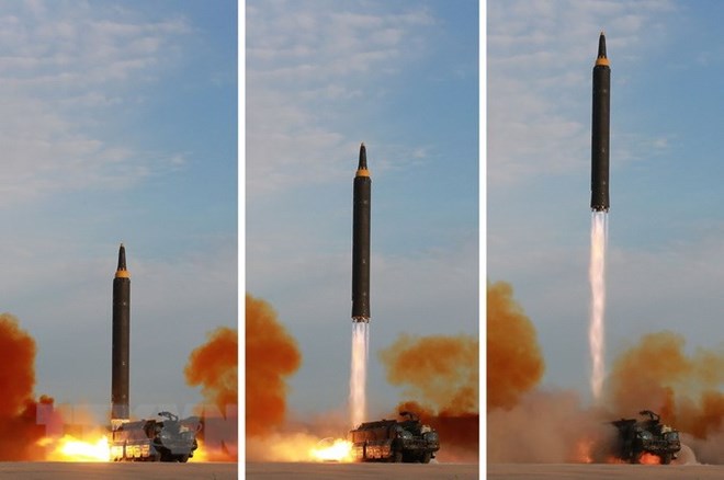 Tên lửa đạn đạo Hwasong-12 được phóng thử từ một địa điểm bí mật ở Triều Tiên. (Nguồn: AFP/TTXVN)