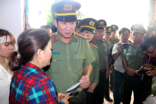Giám đốc Công an tỉnh, Đại tá Huỳnh Tiến Mạnh đến thăm hỏi và động viên gia đình “hiệp sĩ” Nguyễn Hoàng Nam.