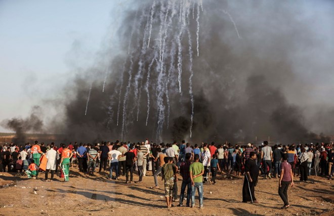 Binh sỹ Israel bắn đạn hơi cay về phía người biểu tình Palestine taị khu vực biên giới Gaza và Israel ngày 10/8. (Nguồn: THX/TTXVN)