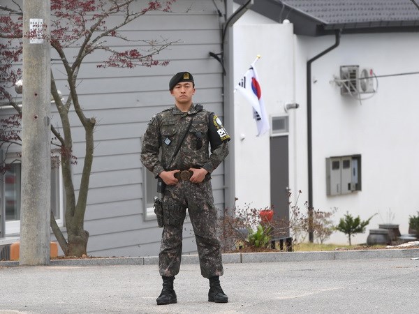 Binh sỹ Hàn Quốc gác tại một trạm gác ở gần khu vực phi quân sự (DMZ) chia tách 2 miền Triều Tiên tại Ganghwa ngày 24/5. (Ảnh: AFP/ TTXVN)