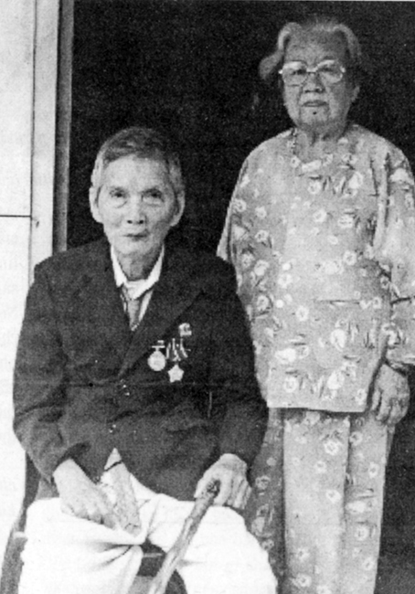 2 vợ chồng Ngô Hà Thành và Trương Thị Quyên vào năm 2000 ở Làng Vĩnh Kim.