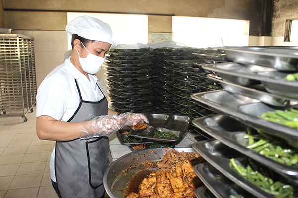 Nhân viên nhà bếp Công ty TNHH Sơn Hà (phường Tân Hiệp, TP.Biên Hòa)  chuẩn bị bữa ăn giữa ca cho người lao