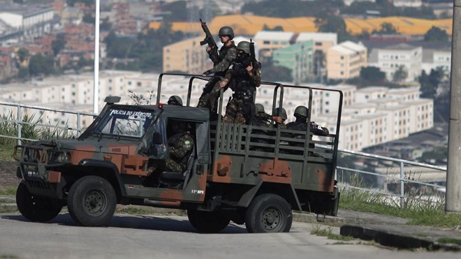 Quân đội Brazil tham gia chiến dịch trấn áp tội phạm ở Rio de Janeiro. (Nguồn: news.sky.com)