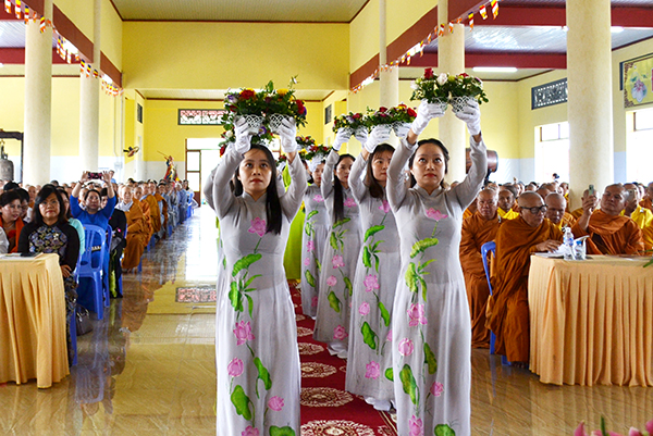 Các phật tử chùa Viên Giác thực hiện nghi lễ dâng hoa