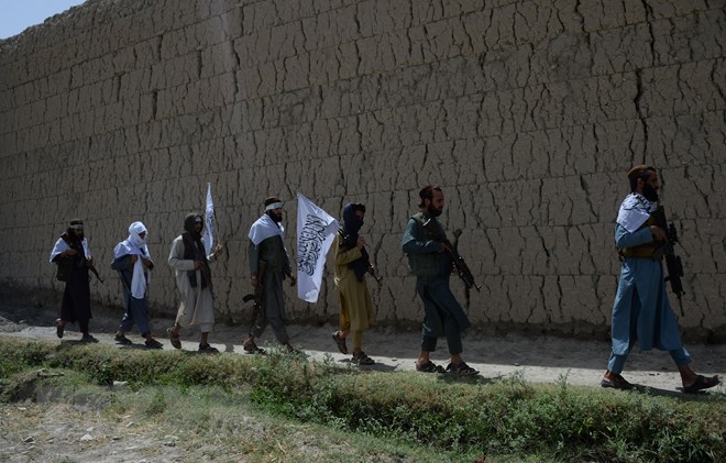 Các tay súng Taliban tại Jalalabad, Afghanistan ngày 16-6. (Ảnh: AFP/TTXVN)