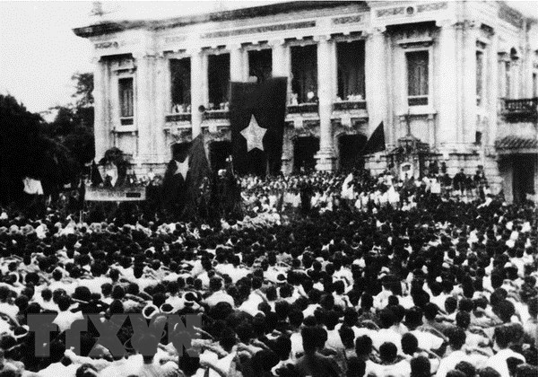 Sáng 19/8/1945, hàng vạn người dân ở Hà Nội và các tỉnh lân cận theo các ngả đường kéo về quảng trường Nhà hát lớn Hà Nội dự cuộc míttinh lớn chưa từng có của quần chúng cách mạng, hưởng ứng cuộc Tổng khởi nghĩa giành chính quyền. (Ảnh Tư liệu TTXVN)