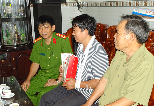 Đại tá Bùi Hữu Danh, Phó giám đốc Công an tỉnh thăm hỏi, động viên ông Phan Văn Hóa đang điều trị tại bệnh viện và ông Lê Minh Hưng tại nhà riêng. 