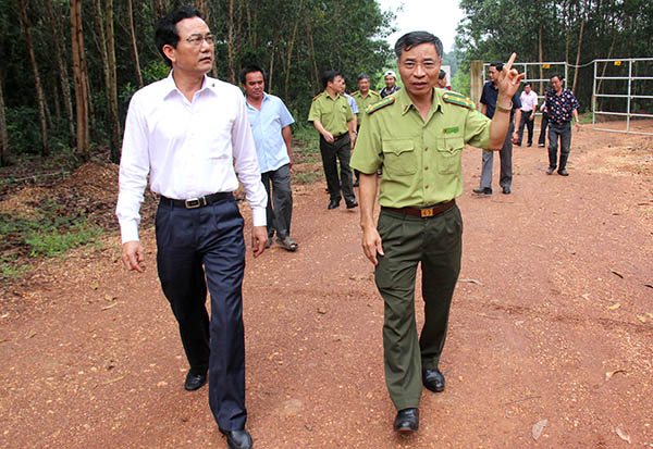 Phó chủ tịch UBND tỉnh Võ Văn Chánh (bìa trái) tham quan thực tế hệ thống hàng rào điện tại Trạm Kiểm lâm Suối Kốp (Khu Bảo tồn thiên nhiên - văn hóa Đồng Nai).