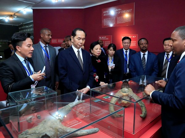 Chủ tịch nước Trần Đại Quang và Phu nhân cùng Đoàn đại biểu Cấp cao Việt Nam tham quan Bảo tàng Quốc gia Ethiopia. (Ảnh: Nhan Sáng/TTXVN)